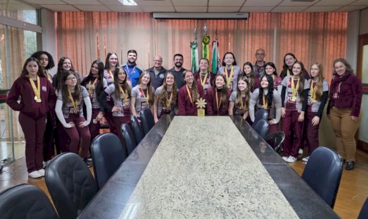 Prefeito recebe equipe feminina de handebol do Colégio Rui Barbosa após títulos em competições estaduais