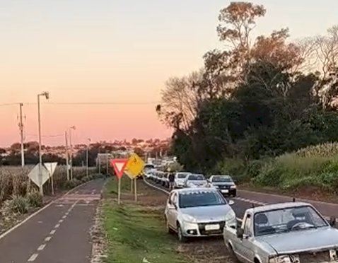 Acidente entre furgão e motocicleta deixa condutor ferido e interdita PR-491 em Nova Santa Rosa