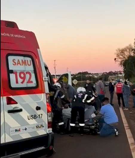 Acidente entre furgão e motocicleta deixa condutor ferido e interdita PR-491 em Nova Santa Rosa