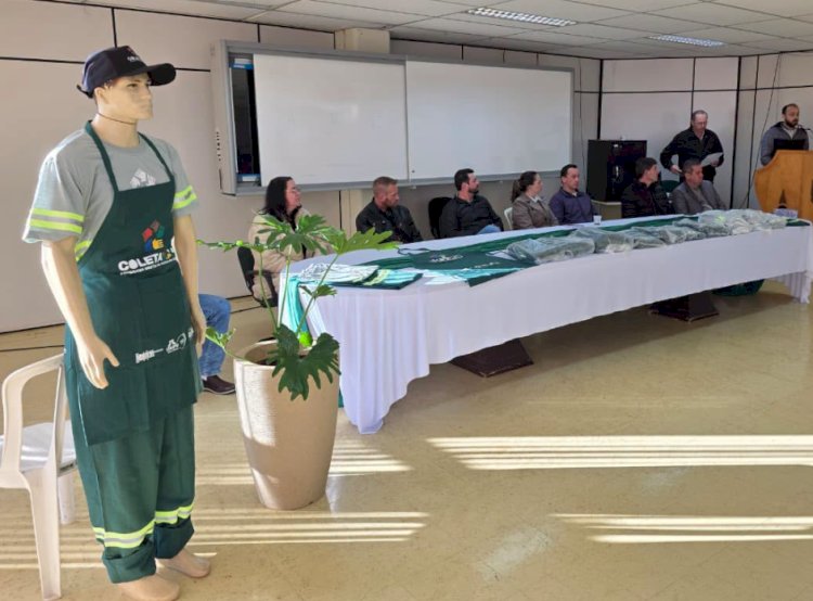 Catadores de recicláveis de Marechal Cândido Rondon recebem novos uniformes em evento no paço municipal