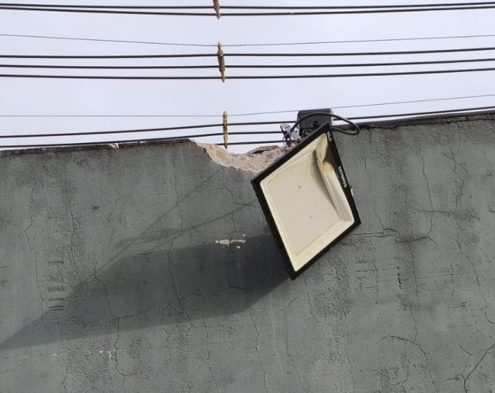 Estádio Valdir Schneider é interditado temporariamente após descarga elétrica danificar rede e refletores