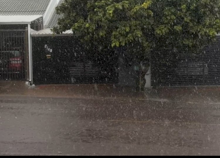Granizo e chuva intensa causam alagamentos e transtornos em diversos bairros de Cascavel