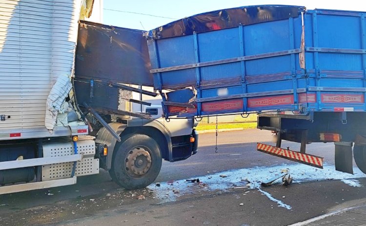 Colisão entre dois caminhões causa danos materiais no Anel Viário de Nova Santa Rosa