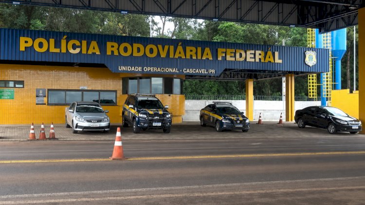 Perseguição em alta velocidade termina com triciclo colidindo em árvore e carga de smartwatches contrabandeados apreendida em Cascavel
