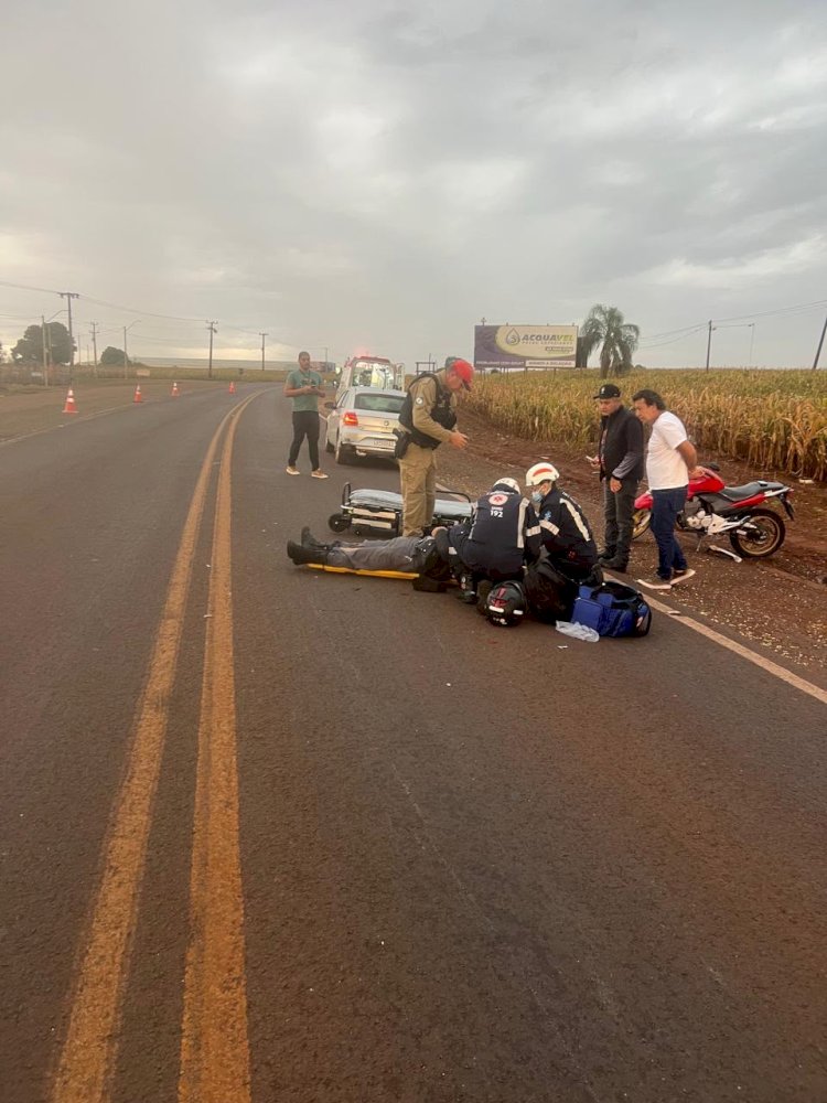 Colisão traseira entre carro e moto deixa motociclista ferido na PR-239 em Assis Chateaubriand