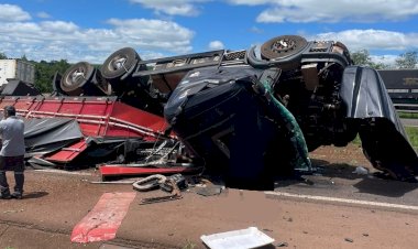 Caminhão tomba entre Cascavel e Toledo