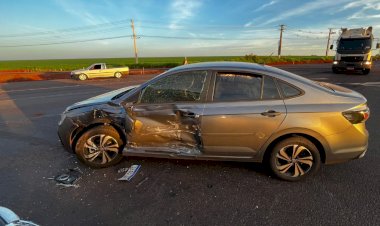 Duas mulheres ficam feridas em abalroamento entre Amarok e Virtus na PR-182, em Palotina