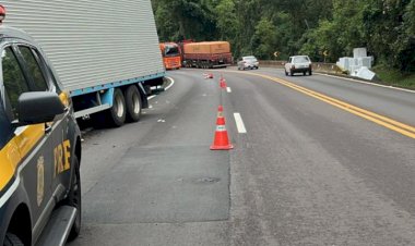 Caminhão tomba na BR-277 e carga é saqueada por indígenas da região