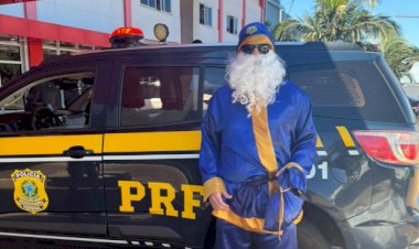 Papai Noel da PRF leva alegria às crianças internadas no HUOP, em Cascavel