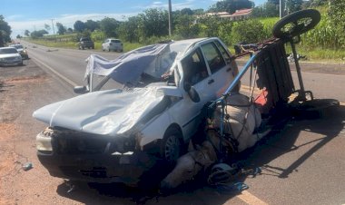 Acidente entre carro e carroça deixa três feridos e mata cavalo na PR-182,