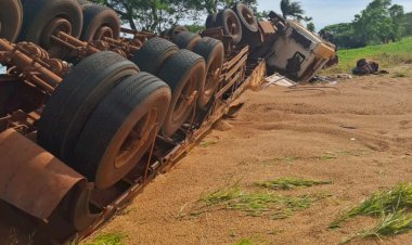 Caminhão carregado com soja tomba na região