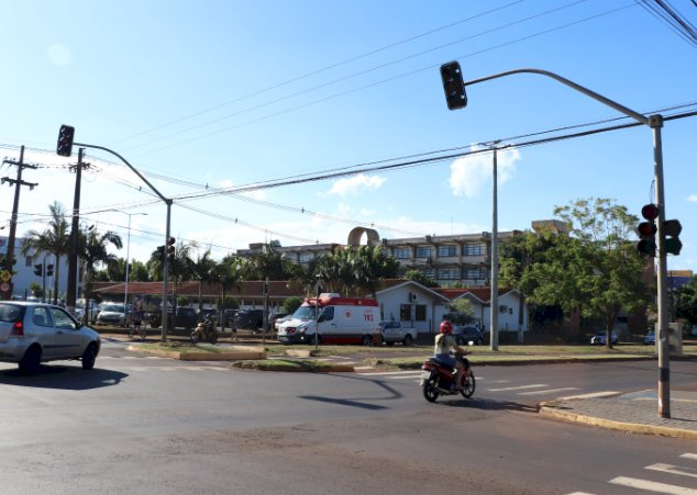 Semáforo em frente à Unioeste passará por manutenção e trânsito terá bloqueio parcial por dois dias