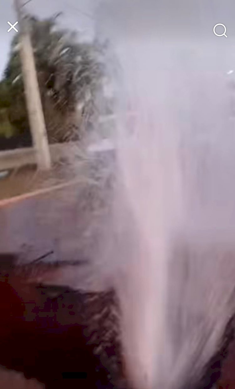 Rede de água se rompe em rua de Mercedes