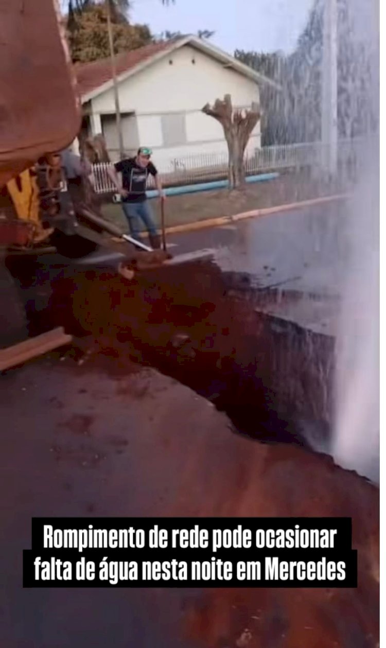 Rede de água se rompe em rua de Mercedes