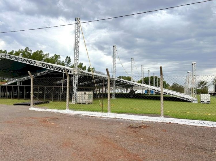 Começa a montagem da estrutura para a festa dos 33 anos de Mercedes