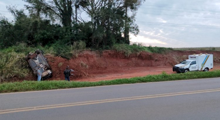 Atualizado: Acidente com capotamento deixa um morto e quatro feridos na PR-182, em Francisco Alves