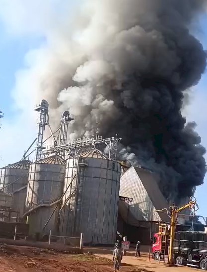 Incêndio de grandes proporções destrói fábrica de ração em Marechal Cândido Rondon