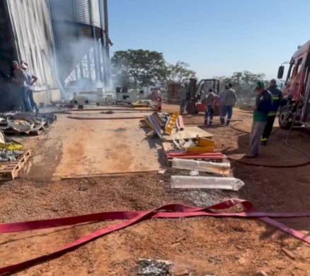 Incêndio de grandes proporções destrói fábrica de ração em Marechal Cândido Rondon
