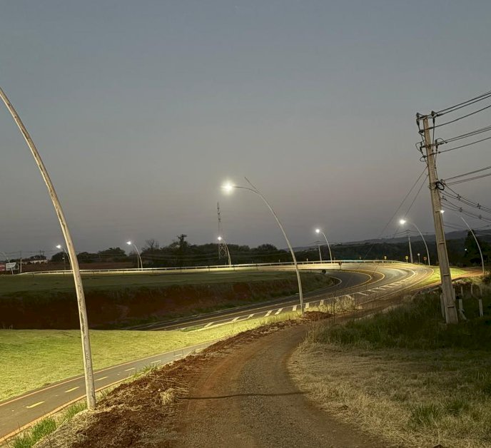 luminação na ciclovia entre a avenida Rio Grande do Sul e o frigorífico da Lar é religada