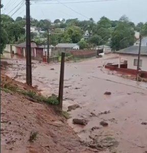 O tempo segue instável no Paraná . Pancadas de chuva agora a pouco em Lindo este