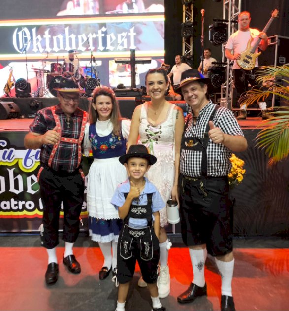 Quatro Pontes realiza desfile cultural e 1ª Oktoberfest com grande participação popular