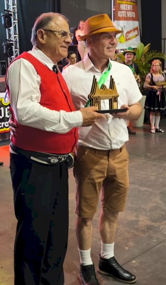 Quatro Pontes realiza desfile cultural e 1ª Oktoberfest com grande participação popular