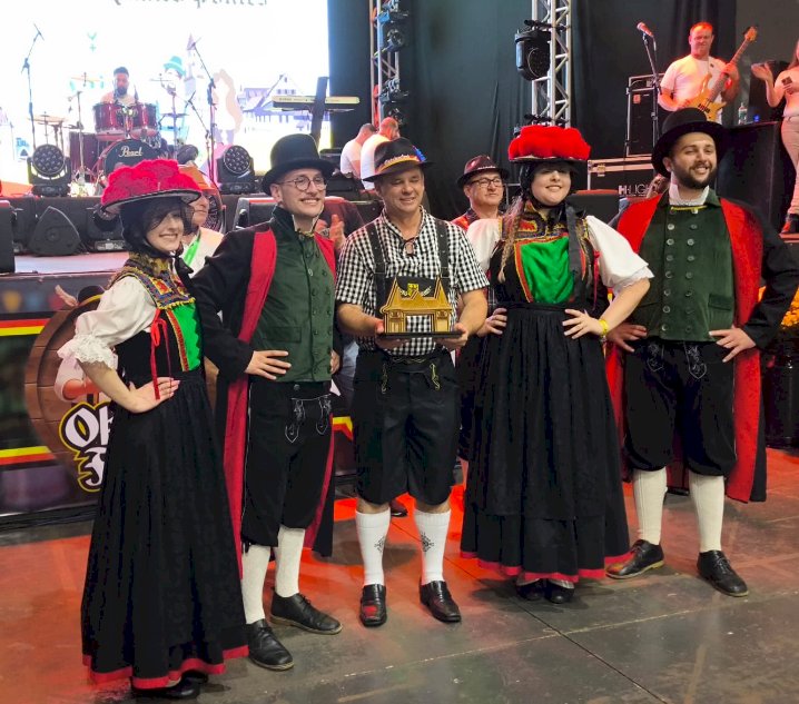 Quatro Pontes realiza desfile cultural e 1ª Oktoberfest com grande participação popular