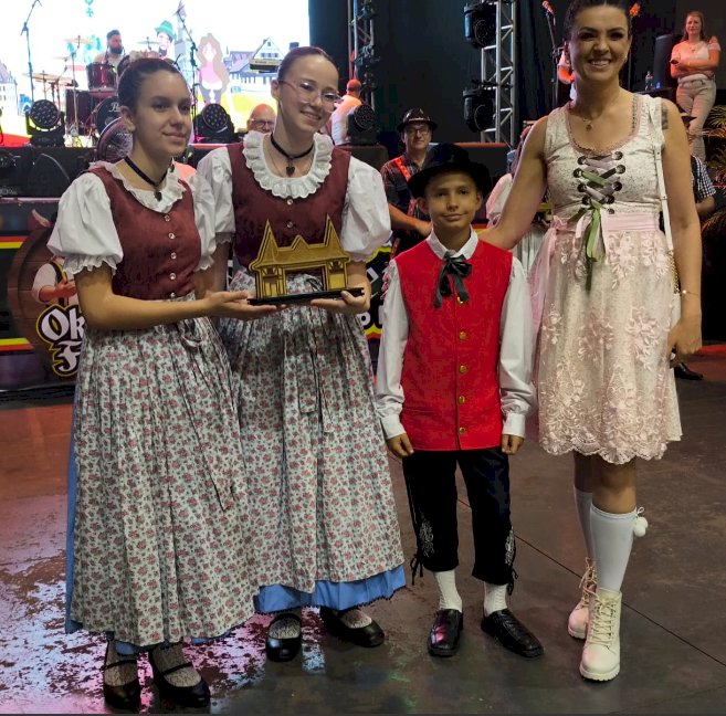 Quatro Pontes realiza desfile cultural e 1ª Oktoberfest com grande participação popular