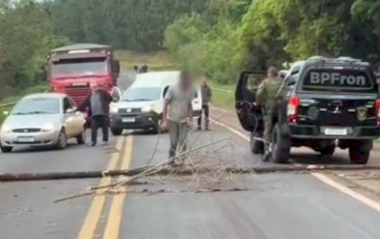 Homem bloqueia BR-163 com galhos e troncos afirmando cumprir “ordem de Deus” em Guaíra
