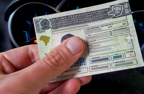 Polícia Rodoviária Estadual Aborda Ônibus transportando crianças com condutor com CNH Suspensa.