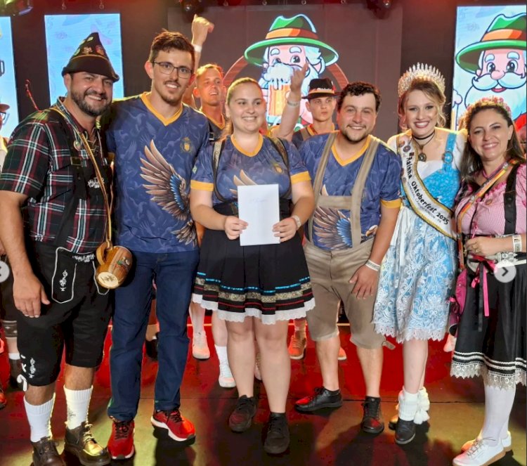 Deutsche Tanzlader é tricampeã do Schnelltrinken na Oktoberfest 2025 de Marechal Rondon