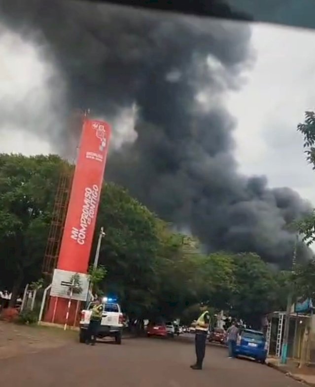 Bombeiros de Mundo Novo e Guaíra auxiliam no controle de Incêndio em Salto Del Guairá
