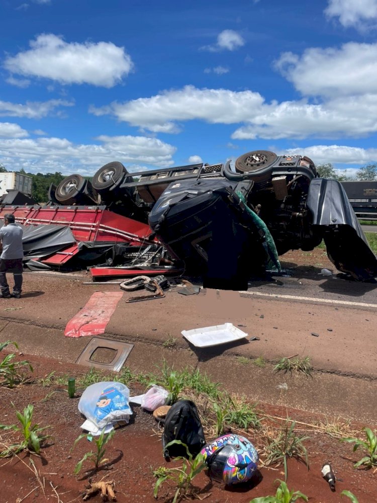 Caminhão tomba entre Cascavel e Toledo