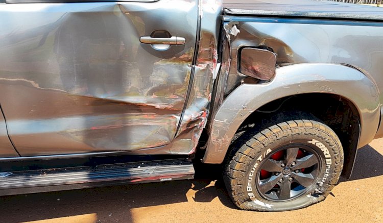Caminhonete roda na pista após colisão com caminhão em frente ao cemitério de Nova Santa Rosa