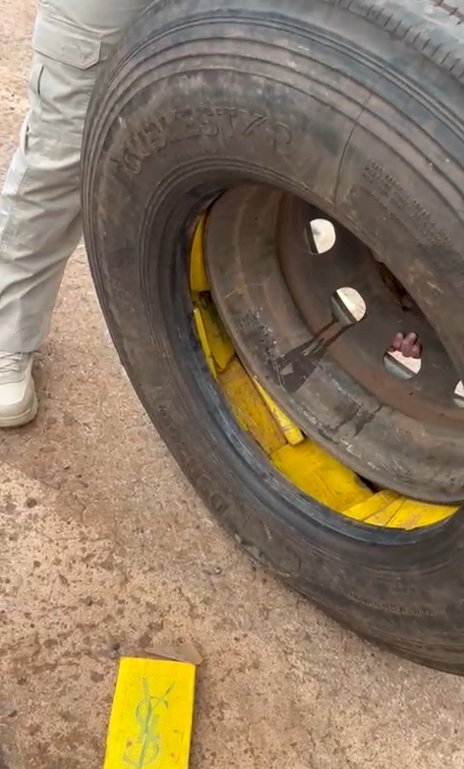 PRF apreende mais de 83 quilos de cocaína escondidos em pneus de carreta na BR-277, em Cascavel