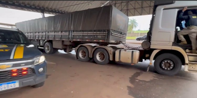 PRF apreende 500 celulares contrabandeados escondidos em fundo falso de carreta na BR-163