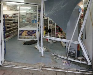 Loja tem porta danificada em tentativa de arrombamento no centro de Marechal Cândido Rondon