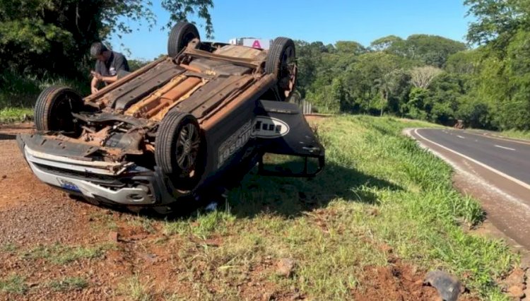 Veículo capota na PRC-467 entre Marechal Rondon e Vila Curvado