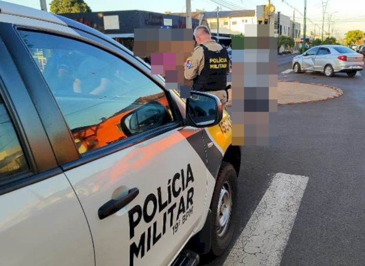 Motociclista fica ferido após colisão entre carro e moto em rotatória no centro de Nova Santa Rosa