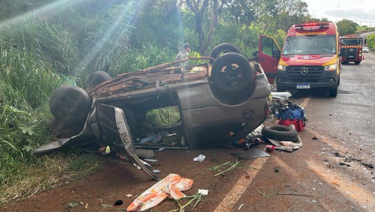 Carro capota com 8 pessoas na BR-163  proximo ao posto da PRF em Quatro Pontes