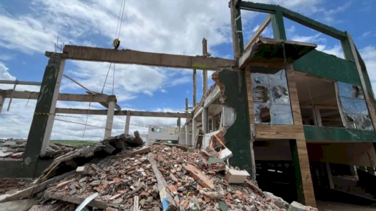 NOVA TRAGEDIA  EM RIO BONITO DO IGUAÇU: estrutura danificada pelo tornado cai sobre 8 trabalhadores com  6 feridos