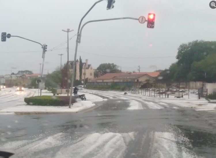 É de Hoje dia 24:Chuva de granizo transforma ruas de Ponta Grossa e deixa cidade com aspecto de neve