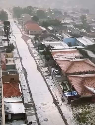 É de Hoje dia 24:Chuva de granizo transforma ruas de Ponta Grossa e deixa cidade com aspecto de neve