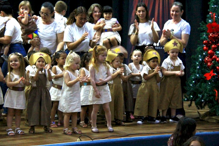 CMEI Asilda Röpke encanta o público com o musical “Natal Brasileiro” no Teatro Municipal