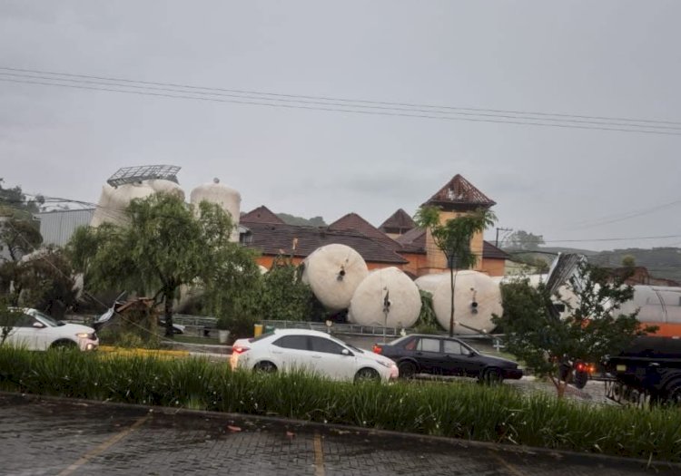 Temporal causa estragos em mais de 10 municípios do Rio Grande do Sul e Defesa Civil emite alerta vermelho para o estado