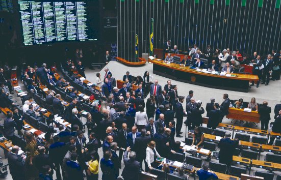 Câmara federal aprova projeto que reduz penas dos condenados pelo 8 de Janeiro e pode beneficiar Bolsonaro