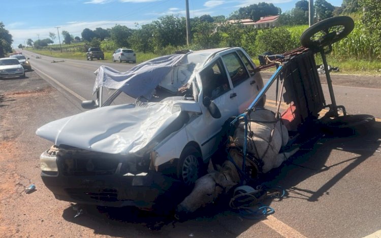 Acidente entre carro e carroça deixa três feridos e mata cavalo na PR-182,