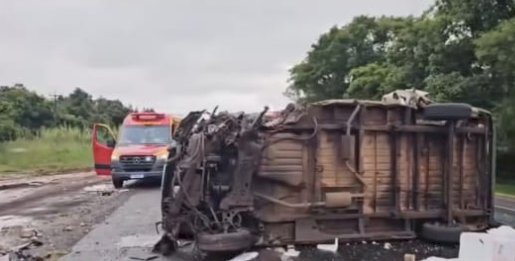 Novas informações sobre colisão entre van e carreta que seria de Nova Santa Rosa
