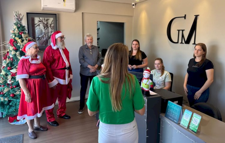 Papai Noel visita o comércio de Nova Santa Rosa e leva o espírito natalino às empresas