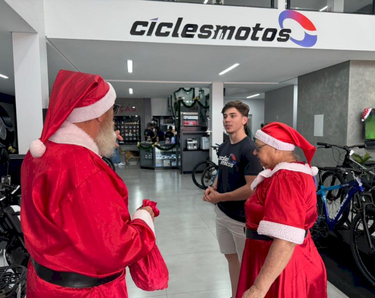 Papai Noel visita o comércio de Nova Santa Rosa e leva o espírito natalino às empresas
